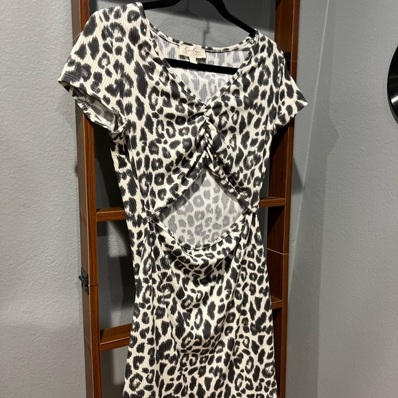 Summer flows ! Flattering dress to show all those pretty curves ! - Picture 2 of 3